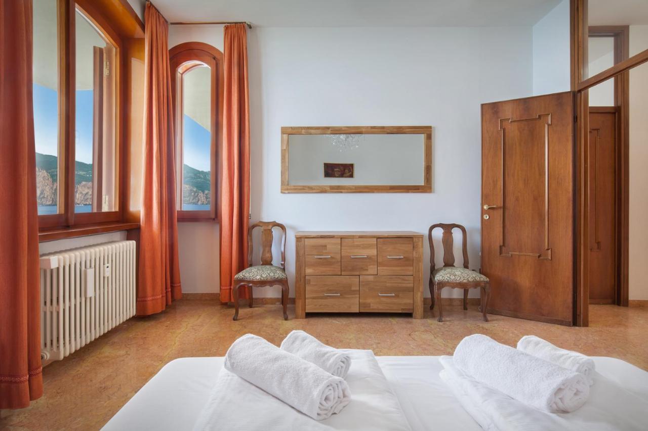 Villa Francesca-Grande Appartamento In Riva Al Lago Brenzone sul Garda Bagian luar foto