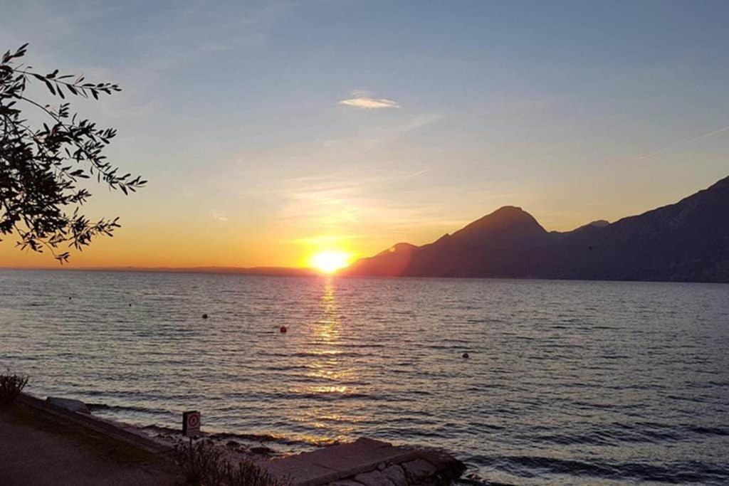 Villa Francesca-Grande Appartamento In Riva Al Lago Brenzone sul Garda Bagian luar foto