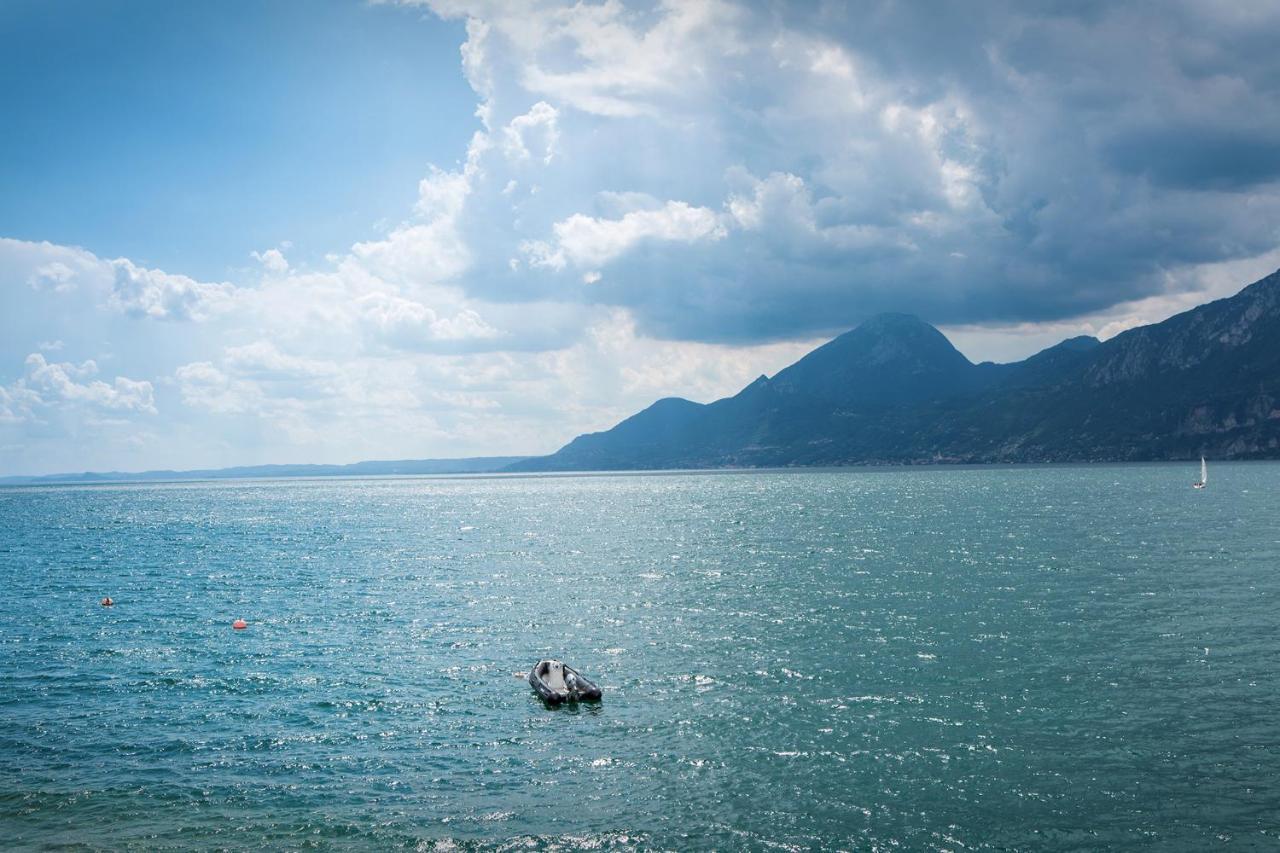 Villa Francesca-Grande Appartamento In Riva Al Lago Brenzone sul Garda Bagian luar foto